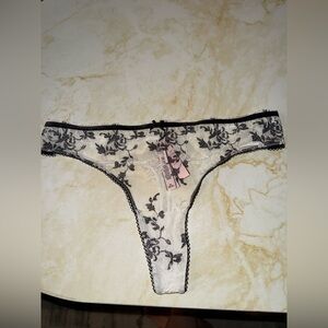 🏷️ 🛍️ NWT Victoria’s Secret Dream Angels White & Black Floral Mesh Thong 🏷️ 🛍️